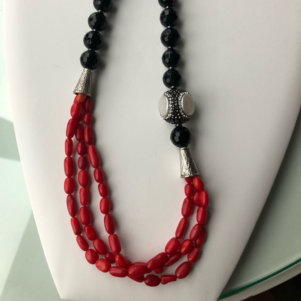 Onyx and coral necklace with mother of pearl